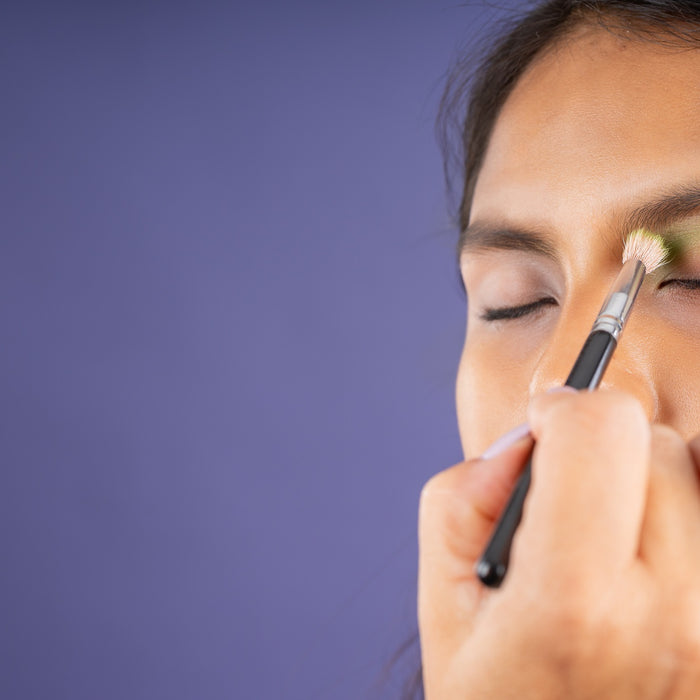 Applying Eyeshadow Primer or Concealer